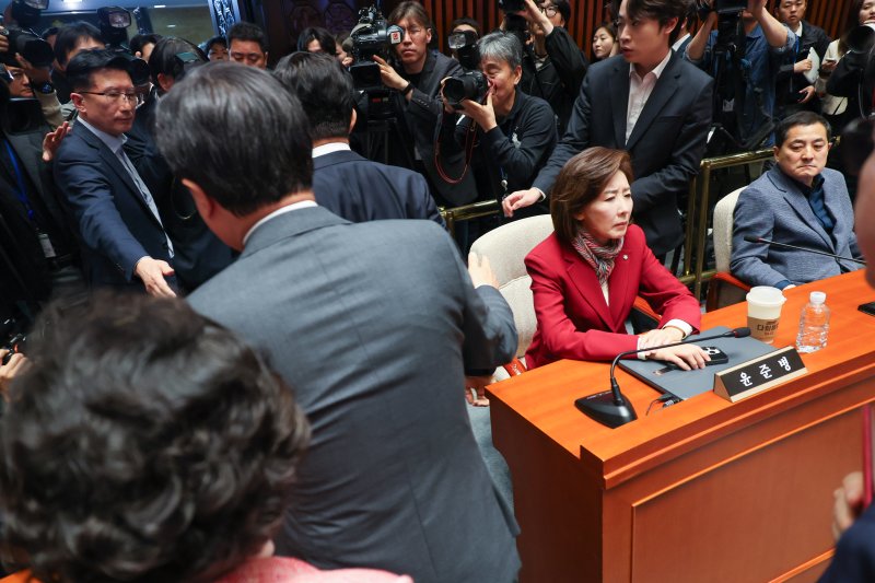 김문수 국민의힘 대통령 후보가 9일 서울 여의도 국회에서 열린 의원총회에서 지도부를 향해 "무소속을 당 후보 만들려 불법부당 수단 동원, 중단하라"며 입장을 밝힌 뒤 의총장을 떠나는 가운데 나경원, 박대출 의원이 굳은 표정을 짓고 있다. 2025.5.9/뉴스1 ⓒ News1 안은나 기자