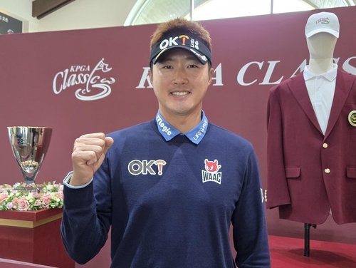 KPGA 클래식 2라운드 마치고 취재진과 인터뷰한 이태희 (출처=연합뉴스)