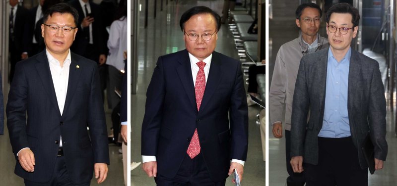 [서울=뉴시스] 조성봉 기자 = 이양수(왼쪽사진부터) 국민의힘 사무총장, 김문수 대선후보 측 김재원 비서실장, 한덕수 무소속 대선후보 측 손영택 전 국무총리 비서실장이 9일 오후 서울 여의도 국회에서 열린 '김문수-한덕수 대선후보 측 단일화 협상'에 참석하고 있다. 2025.05.09. suncho21@newsis.com