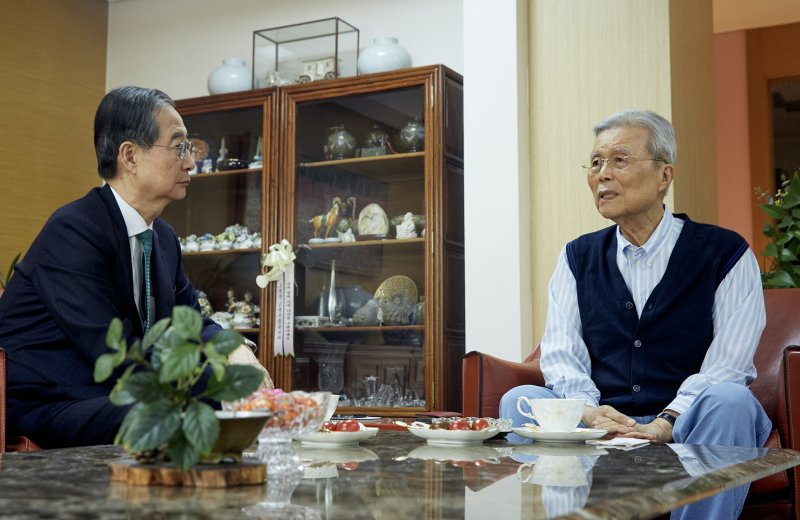 [서울=뉴시스] 조성봉 기자 = 한덕수 무소속 대선 예비후보가 6일 서울 모처에서 김종인 전 국민의힘 비상대책위원장과 면담을 하고 있다. (사진=한덕수 캠프 제공) 2025.05.06. photo@newsis.com *재판매 및 DB 금지