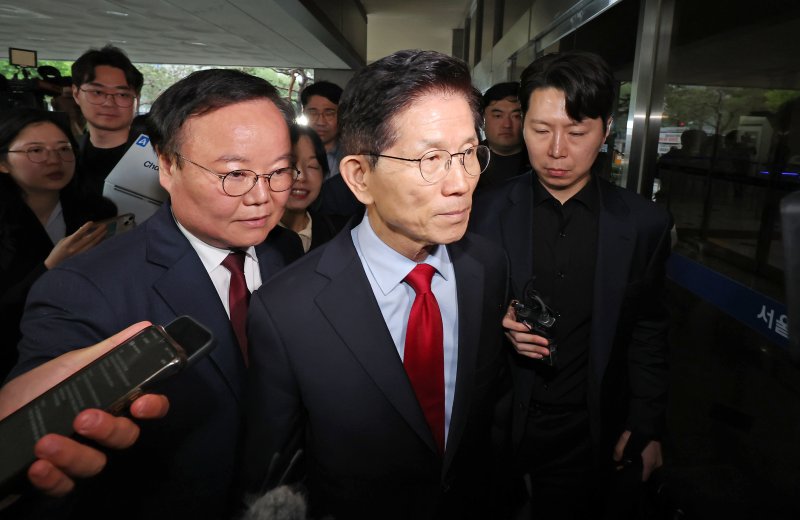 국민의힘으로부터 대통령선거 후보 자격이 취소된 김문수 후보가 10일 오후 서울 양천구 남부지방법원에서 열린 후보 선출취소 효력정지 가처분 심문기일에 출석하고 있다. 2025.5.10/뉴스1 ⓒ News1 장수영 기자