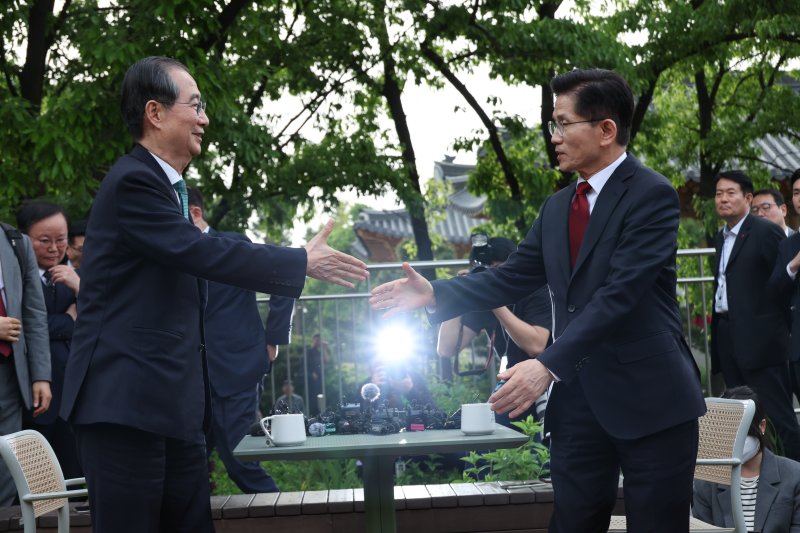 김문수 국민의힘 대통령 후보와 한덕수 무소속 대선 예비후보가 8일 오후 서울 여의도 국회 강변서재에서 '후보 단일화' 회동을 마친 뒤 악수를 나누고 있다. 2025.5.8/뉴스1 ⓒ News1 안은나 기자