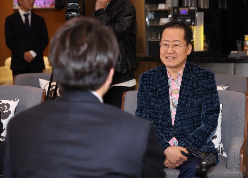 [인천공항=뉴시스] 이영환 기자 = 홍준표 전 대구시장이 10일 오후 인천국제공항 제1여객터미널에서 미국 출국을 앞두고 배웅온 이준석 개혁신당 대선후보와 대화를 하고 있다. 2025.05.10. 20hwan@newsis.com
