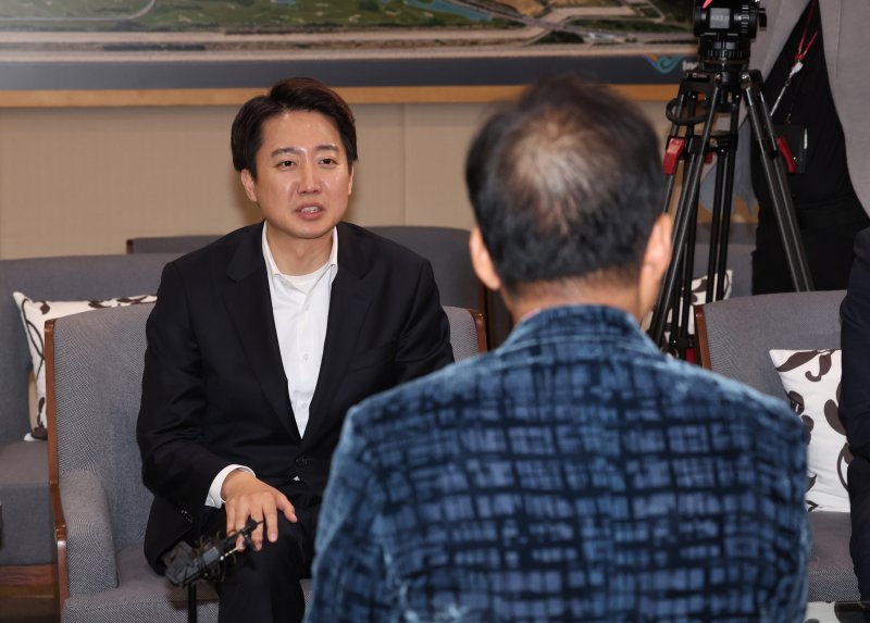 [인천공항=뉴시스] 이영환 기자 = 이준석 개혁신당 대선후보가 10일 오후 인천국제공항 제1여객터미널을 통해 미국으로 출국하는 홍준표 전 대구시장과 대화를 나누고 있다. 2025.05.10. 20hwan@newsis.com
