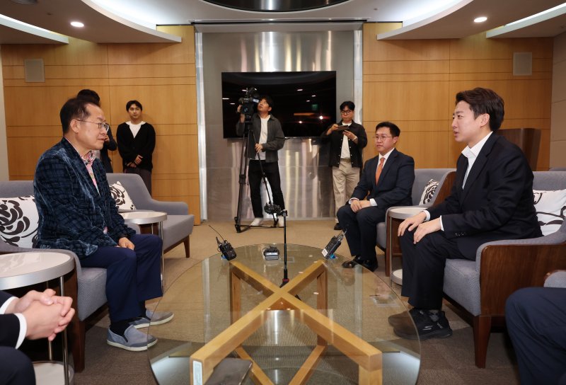 [인천공항=뉴시스] 이영환 기자 = 홍준표 전 대구시장이 10일 오후 인천국제공항 제1여객터미널에서 미국 출국을 앞두고 배웅온 이준석 개혁신당 대선후보와 대화를 하고 있다. 2025.05.10. 20hwan@newsis.com