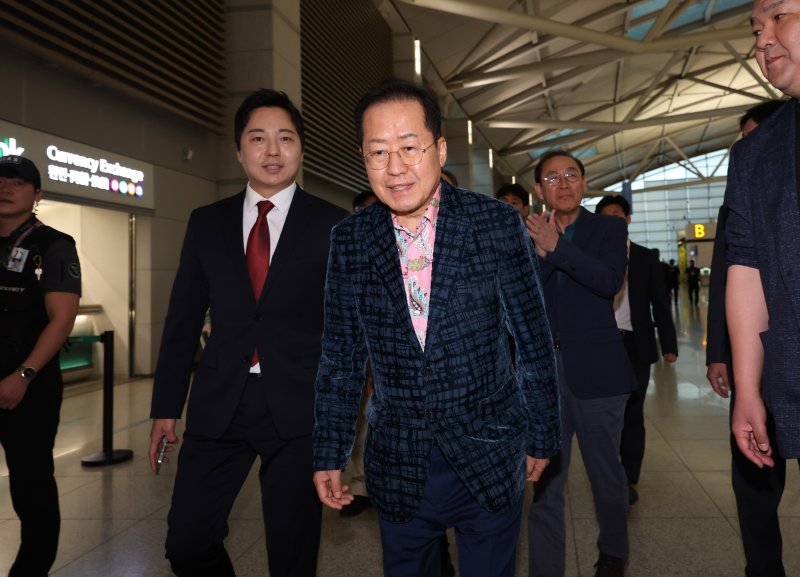[인천공항=뉴시스] 이영환 기자 = 홍준표 전 대구시장이 10일 오후 인천국제공항 제1여객터미널을 통해 미국으로 출국하고 있다. 2025.05.10. 20hwan@newsis.com