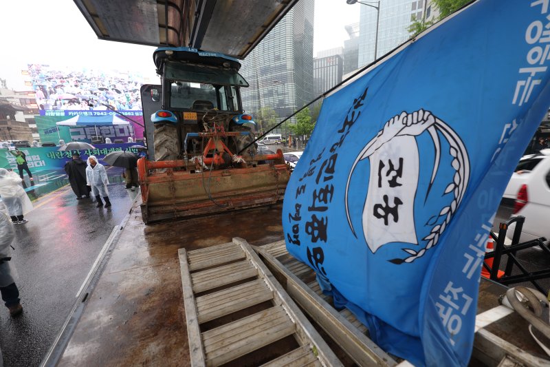 [서울=뉴시스] 김명년 기자 = 10일 오후 서울 종로구 경복궁 동십자각 인근에서 열린 내란청산·사회대개혁 비상행동 주최 사법부 정치개입 규탄 집회에서 전국농민회총연맹의 트랙터가 도착해 있다. 2025.05.10. kmn@newsis.com