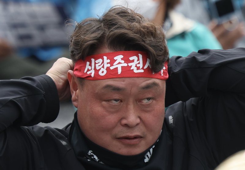 [서울=뉴시스] 김명년 기자 = 10일 오후 서울 종로구 경복궁 동십자각 인근에서 열린 '전봉준투쟁단 내란농정 청산 농업대개혁 범시민대회'에서 농민이 머리띠를 두르고 있다. 2025.05.10. kmn@newsis.com