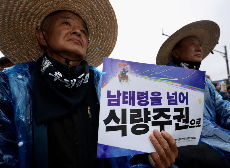 [서울=뉴시스] 김명년 기자 = 10일 오후 서울 종로구 경복궁 동십자각 인근에서 '전봉준투쟁단 내란농정 청산 농업대개혁 범시민대회'가 열리고 있다. 2025.05.10. kmn@newsis.com