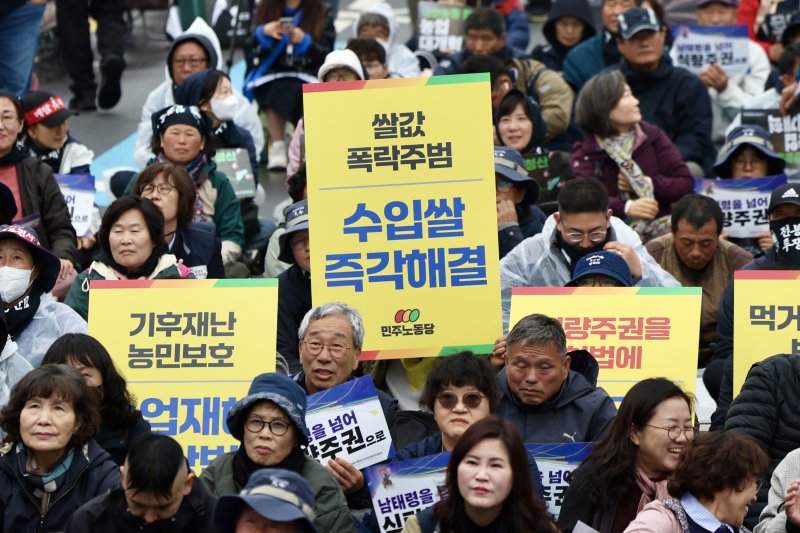 [서울=뉴시스] 김명년 기자 = 10일 오후 서울 종로구 경복궁 동십자각 인근에서 '전봉준투쟁단 내란농정 청산 농업대개혁 범시민대회'가 열리고 있다. 2025.05.10. kmn@newsis.com