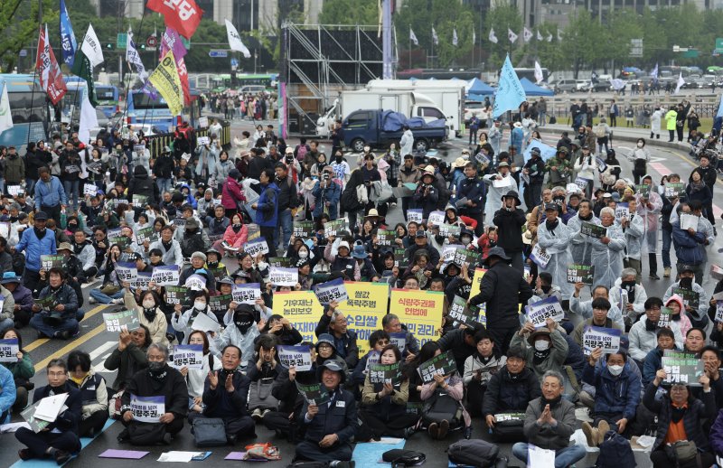 [서울=뉴시스] 김명년 기자 = 10일 오후 서울 종로구 경복궁 동십자각 인근에서 '전봉준투쟁단 내란농정 청산 농업대개혁 범시민대회'가 열리고 있다. 2025.05.10. kmn@newsis.com
