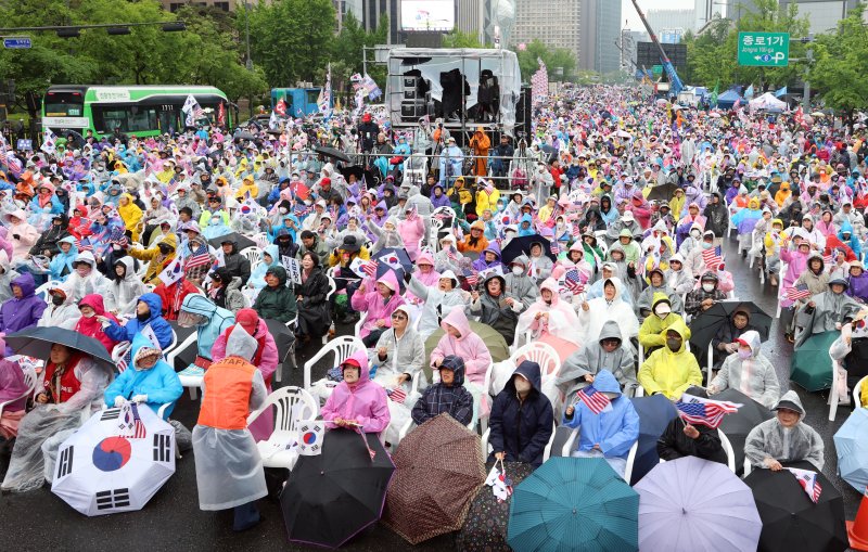 10일 서울 광화문 네거리 인근에서 열린 자유통일당 '국민저항권 광화문 국민대회'에서 참가자들이 구호를 외치고 있다. 2025.5.10/뉴스1 ⓒ News1 김명섭 기자