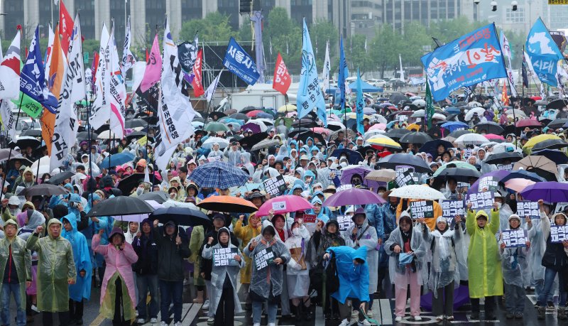 10일 서울 종로구 동십자각 인근에서 열린 '사회대개혁비상행동, 내란청산 사회대개혁 시민행진'에서 참가자들이 구호를 외치고 있다. 2025.5.10/뉴스1 ⓒ News1 김명섭 기자