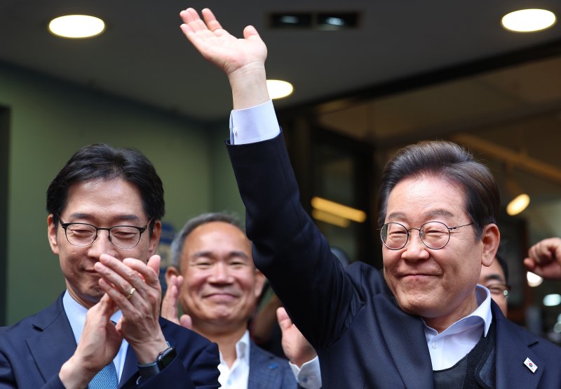 경청투어에 나선 이재명 더불어민주당 대통령 후보가 10일 오후 경남 진주시 로데오거리에서 연설을 하고 있다. (공동취재) ⓒ News1 이재명 기자
