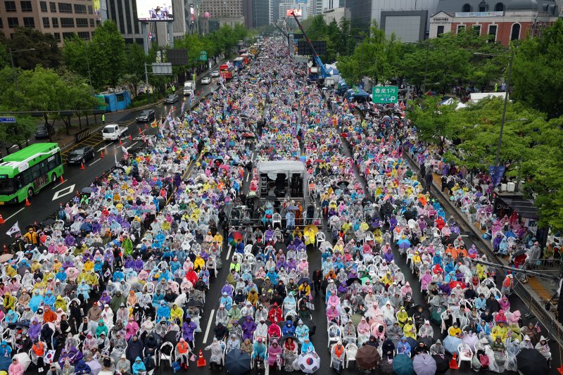 [서울=뉴시스] 김명년 기자 = 10일 오후 서울 종로구 세종대로에서 자유통일당 주최 국민저항권 광화문 국민대회가 열리고 있다. 2025.05.10. kmn@newsis.com