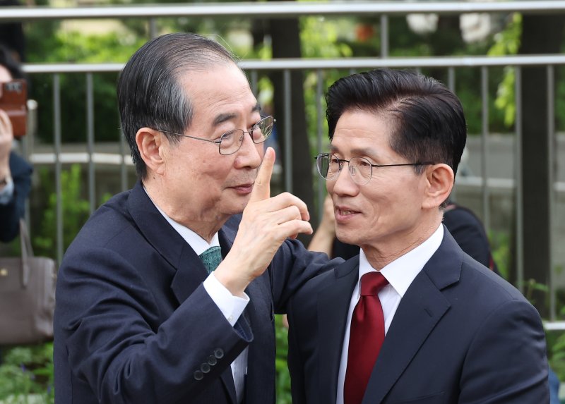 [서울=뉴시스] 조성우 기자 = 김문수 국민의힘 대선 후보와 한덕수 무소속 대선 후보가 8일 서울 국회 사랑재에 위치한 커피숍에서 회동을 마친 후 인사를 하고 있다. 2025.05.08. photo@newsis.com /사진=뉴시스