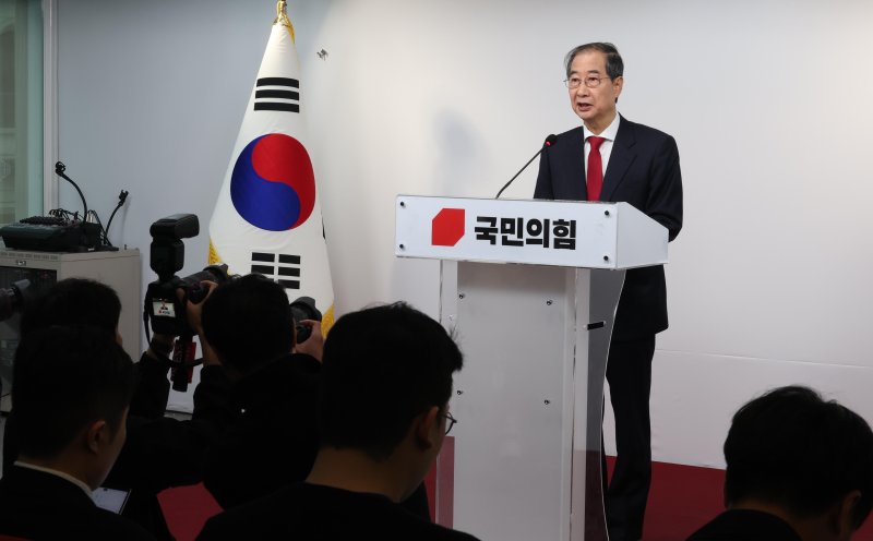 [서울=뉴시스] 조성봉 기자 = 한덕수 대선 예비후보가 10일 오후 서울 여의도 국민의힘 중앙당사에서 긴급기자회견을 열고 입당 및 대선후보 재선출 관련 입장 발표를 하고 있다. 2025.05.10. suncho21@newsis.com