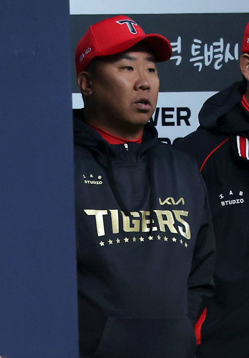 [서울=뉴시스] 홍효식 기자 = 4일 서울 송파구 잠실야구장에서 열린 2025 KBO리그 KIA 타이거즈와 LG 트윈스의 경기, 이범호 KIA 감독이 경기를 지켜보고 있다. 2025.04.04. yesphoto@newsis.com
