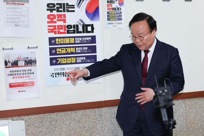 김문수 국민의힘 대통령 후보 대리인인 김재원 비서실장이 10일 서울 여의도 국회에서 한덕수 예비후보 측과 단일화 실무 협상 관련 회동과 브리핑을 마친 뒤 이석하고 있다. 2025.5.10/뉴스1 ⓒ News1 안은나 기자