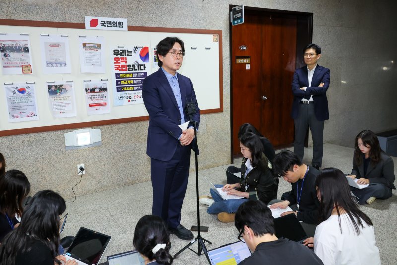 한덕수 국민의힘 대선 예비후보 대리인인 윤기찬 정책 대변인이 10일 서울 여의도 국회에서 김문수 후보 측과 단일화 협상 관련 회동을 마친 뒤 브리핑을 하고 있다. 오른쪽은 조정훈 당 전략기획부총장. 2025.5.10/뉴스1 ⓒ News1 안은나 기자