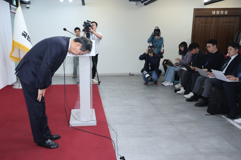국민의힘에 입당한 한덕수 대선 예비후보가 10일 서울 여의도 중앙당사에서 현안 관련 긴급 기자회견을 하기 앞서 인사하고 있다. 2025.5.10/뉴스1 ⓒ News1 안은나 기자