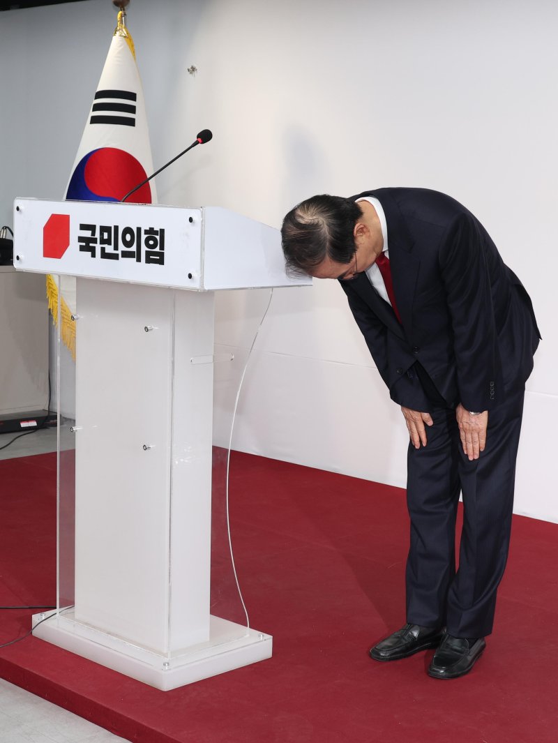 [서울=뉴시스] 조성봉 기자 = 한덕수 대선 예비후보가 10일 오후 서울 여의도 국민의힘 중앙당사에서 긴급기자회견을 열고 입당 및 대선후보 재선출 관련 입장 발표를 마치고 고개숙여 인사하고 있다. 2025.05.10. suncho21@newsis.com