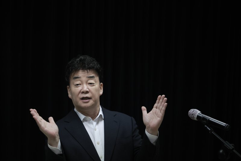 억까일까·터질 게 터진 걸까…백종원, 논란 끝에 '방송활동 중단' 왜?
