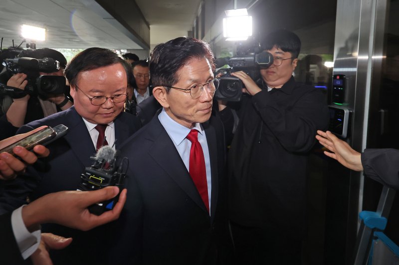 국민의힘으로부터 대통령선거 후보 자격이 취소된 김문수 후보가 10일 오후 서울 양천구 남부지방법원에서 열린 후보 선출취소 효력정지 가처분 심문기일에 출석하고 있다. 2025.5.10/뉴스1 ⓒ News1 장수영 기자