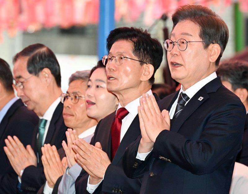 [서울=뉴시스] 최진석 기자 = 5일 서울 종로구 조계사에서 열린 부처님오신날 봉축법요식 육법공양에서 대선 후보들이 헌화 후 합장 있다. 앞줄 오른쪽부터 이재명 더불어민주당 대선 후보, 김문수 국민의힘 대선 후보, 김재연 진보당 대선 후보, 권영국 민주노동당 대선 후보, 한덕수 무소속 대선 예비후보. (대통령실통신사진기자단) 2025.05.05. myjs@newsis.com