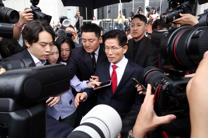 [서울=뉴시스] 조성봉 기자= 김문수 국민의힘 대선후보가 9일 서울 여의도 국회에서 열린 의원총회에서 나와 차량으로 이동하고 있다. 2025.05.09. suncho21@newsis.com