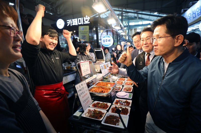 [의정부=뉴시스] 권창회 기자 = 김문수 국민의힘 대선 후보가 4일 경기 의정부시 의정부제일시장을 방문해 상인들과 인사하고 있다. (공동취재) 2025.05.04. photo@newsis.com