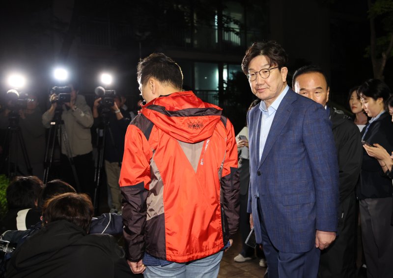 [서울=뉴시스] 김금보 기자 = 권성동 국민의힘 원내대표를 비롯한 중진의원들이 6일 오후 서울 관악구 김문수 대선후보의 자택 앞에서 '한덕수 후보와의 단일화' 관련 논의를 위해 김 후보를 기다리다가 되돌아가고 있다. 2025.05.06. kgb@newsis.com