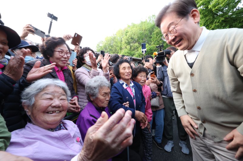 [장수=뉴시스] 조성봉 기자 = 민심을 청취하는 '경청 투어'에 나선 이재명 더불어민주당 대선후보가 6일 전북 장수군 천천면 오옥마을에서 어르신들과 대화를 하고 있다.2025.05.06. suncho21@newsis.com