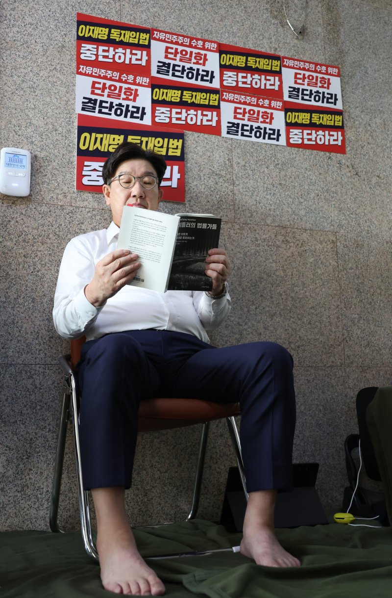 [서울=뉴시스] 고승민 기자 = 당 대선 후보 단일화 등을 촉구하며 단식 농성에 돌입한 권성동 국민의힘 원내대표가 8일 오전 서울 여의도 국회 원내대표실 앞에서 책을 읽고 있다. 2025.05.08. kkssmm99@newsis.com