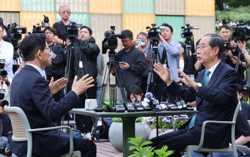 [서울=뉴시스] 권창회 기자 = 김문수 국민의힘 대선 후보와 한덕수 무소속 대선 후보가 8일 서울 여의도 국회 내 카페에서 단일화 관련 회동을 하고 있다. 2025.05.08. kch0523@newsis.com