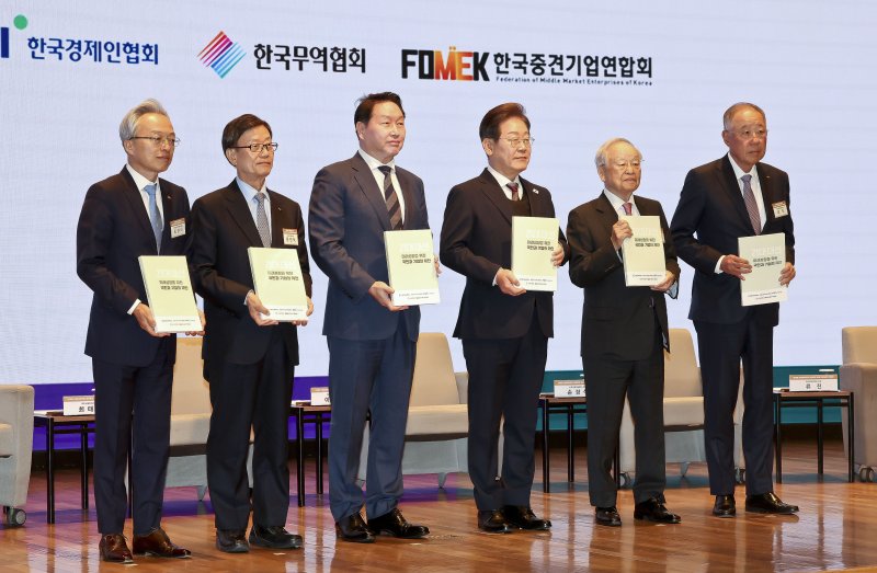 [서울=뉴시스] 국회사진기자단 = 이재명 더불어민주당 대선 후보가 8일 서울 중구 대한상공회의소에서 열린 이재명 더불어민주당 대선 후보 초청 경제5단체 간담회에서 경제5단체장 들에게 정책 제언집을 전달 받은 후 기념촬영을 하고 있다. 왼쪽부터 최진식 한국중견기업연합회장, 윤진식 한국무역협회장, 최태원 대한상공회의소 회장, 이 후보, 손경식 한국경영자총협회장, 류진 한국경제인협회장. 2025.05.08. photo@newsis.com