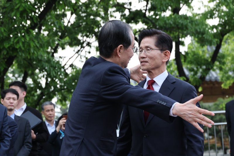 김문수 국민의힘 대통령 후보와 한덕수 무소속 대선 예비후보가 8일 오후 서울 여의도 국회 강변서재에서 '후보 단일화' 회동을 마친 뒤 포옹하고 있다. 2025.5.8/뉴스1 ⓒ News1 안은나 기자