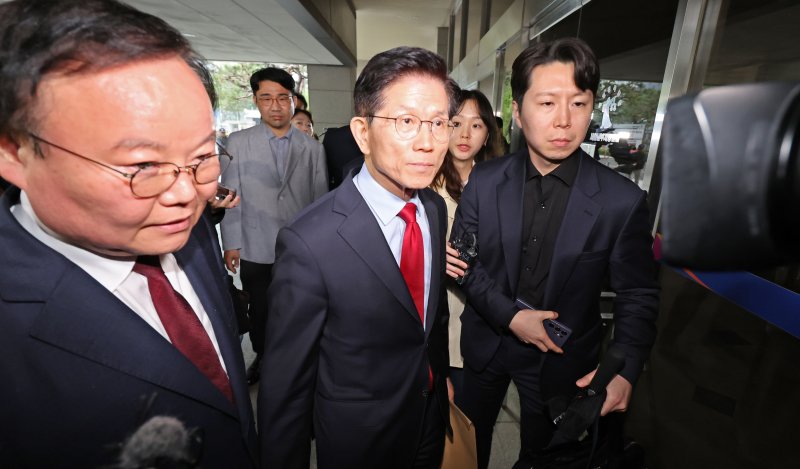 국민의힘으로부터 대통령선거 후보 자격이 취소된 김문수 후보가 10일 오후 서울 양천구 남부지방법원에서 열린 후보 선출취소 효력정지 가처분 심문기일에 출석하고 있다. 2025.5.10/뉴스1 ⓒ News1 장수영 기자