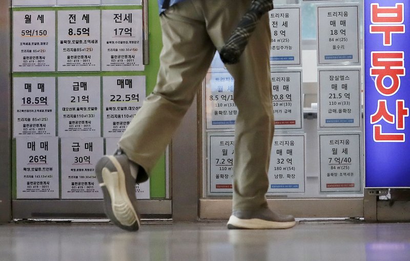 [서울=뉴시스] 최동준 기자 = 서울 시내 부동산중개업소 모습. 2023.09.13. photocdj@newsis.com