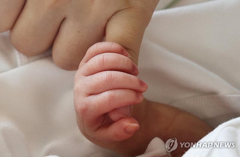 엄마와 따뜻한 교감 (출처=연합뉴스)