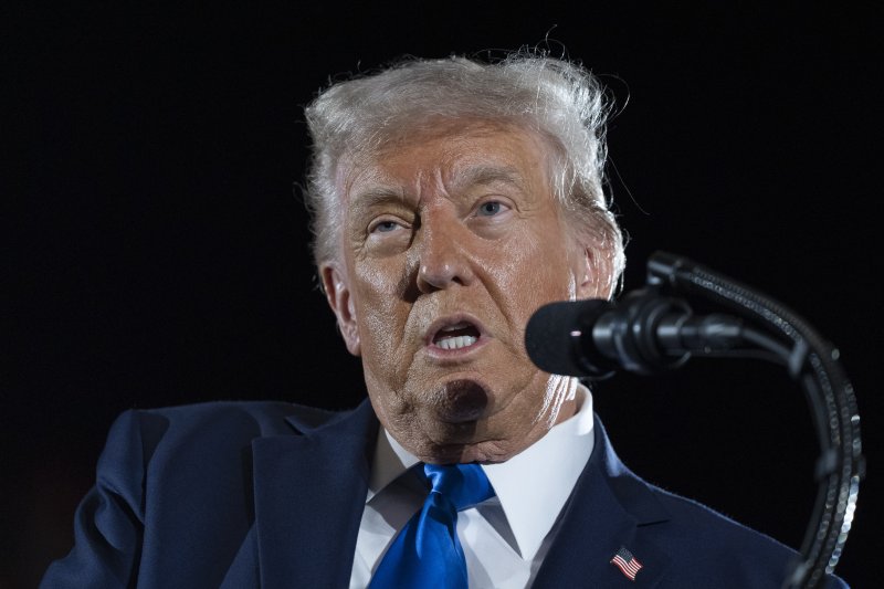 [앨라배마=AP/뉴시스]도널드 트럼프 미국 대통령이 지난 1일(현지 시간) 앨라배마주 터스컬루사에 있는 앨라배마 대학교에서 졸업식 연설을 하고 있다. 2025.05.03.