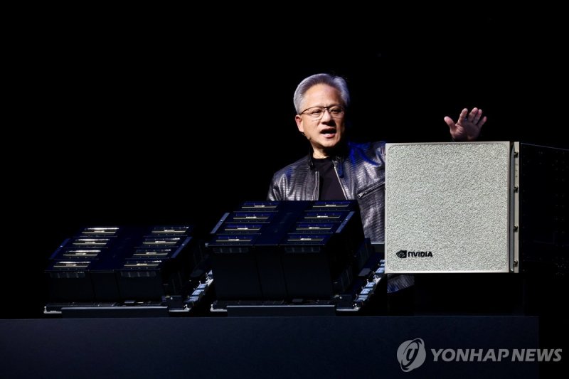 '컴퓨텍스 2024'에서 발표 중인 젠슨 황 엔비디아 CEO (출처=연합뉴스)