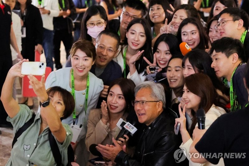 대만서 기자들과 셀카 찍는 젠슨 황 (출처=연합뉴스)