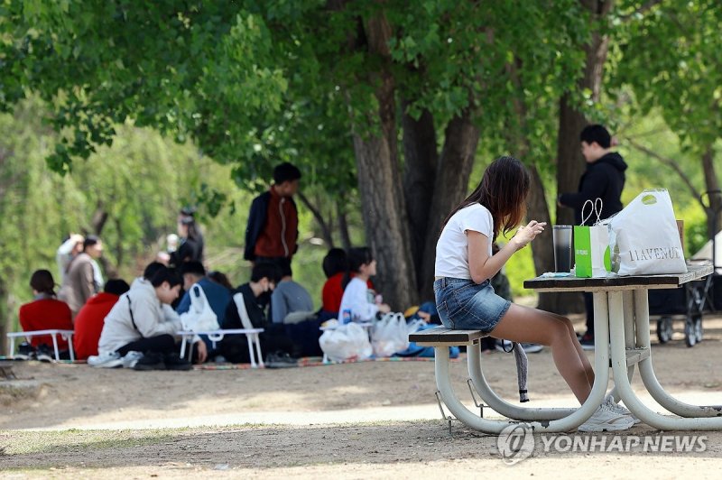 가벼운 옷차림으로 (출처=연합뉴스)