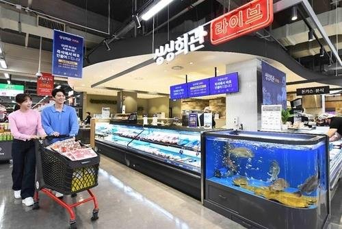 홈플러스는 메가푸드마켓 라이브의 '싱싱회관 라이브' 코너 (출처=연합뉴스)