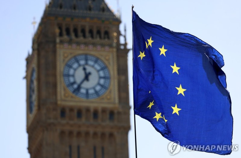 영국 의회 앞 유럽 통합 시위대가 든 EU 깃발 (출처=연합뉴스)