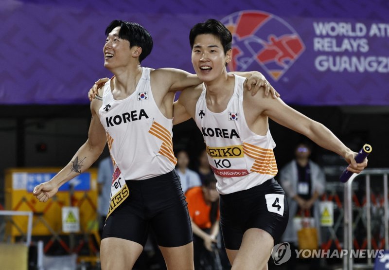 한국 신기록 세우고 기뻐하는 한국 남자 400m 계주팀 (출처=연합뉴스)
