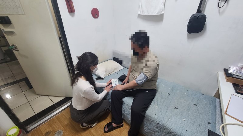 고시텔에 거주 중인 50대 A씨가 신정2동 찾아가는 보건복지팀과 상담하는 모습.(울산 남구 제공. 재판매 및 DB 금지)/뉴스1