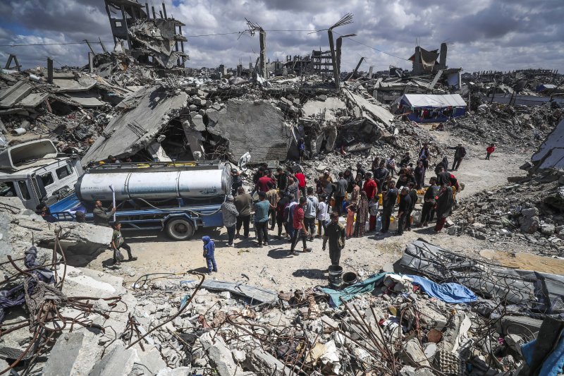 [자발리아=신화/뉴시스] 가자지구 북부 자발리아 난민캠프에서 4월10일 팔레스타인 난민들이 급수 트럭에서 물을 받고 있는 광경. 팔레스타인 물당국은 가자지구 전역에서 심각한 식수 부족 현상이 발생하고 있다고 5월 10일 발표했다. 2025.05.11.