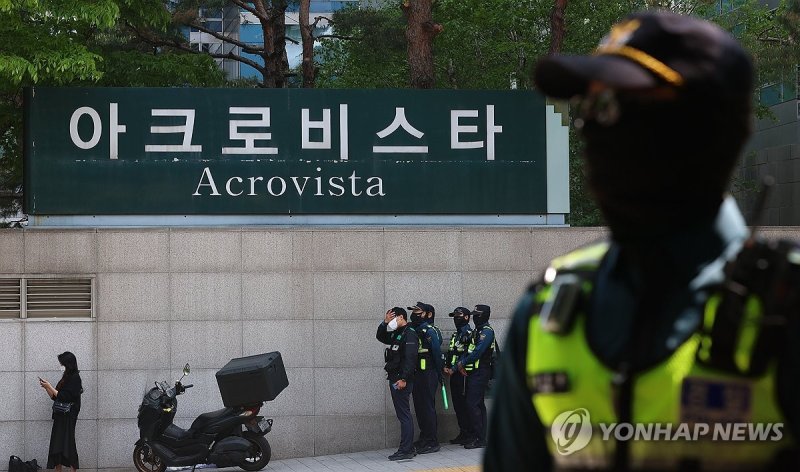 검찰, 건진법사 의혹 '윤 전 대통령 부부 사저' 아크로비스타 압수수색 (출처=연합뉴스)